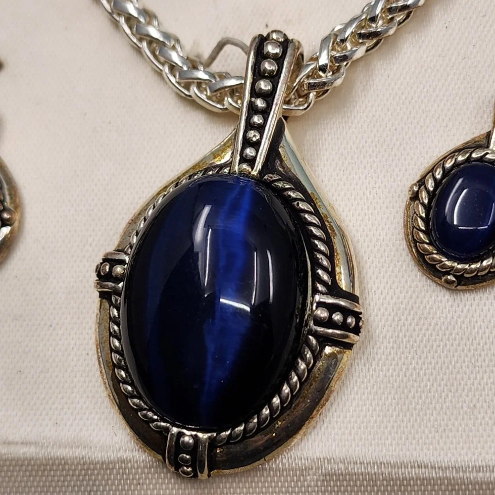 Kenneth Cole Cat Eye Glass Pendant Necklace Earrings Set Silver Tone Rope Detail